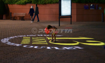 Projection de logos sur les sols et les trottoirs