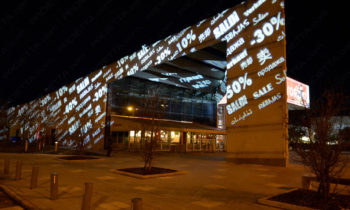 Projections sur les grands centres commerciaux faire la publicité des soldes