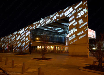 Projections sur les grands centres commerciaux faire la publicité des soldes