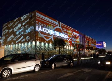 Projections sur les grands centres commerciaux faire la publicité des soldes