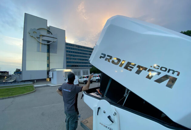 Gusci per l'installazione di video proiettori in esterno