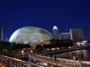 L'esplanade de Singapour illuminée par les projecteurs PROIETTA Impressive 1200-2500