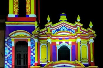 Projections de Noël sur les façades respectant l'architecture