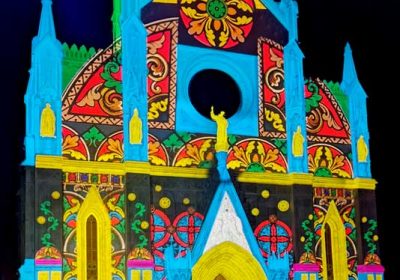 Projections de Noël sur les façades respectant l'architecture